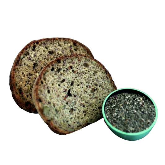 Pan de quinoa germinada y semillas — dos rebanadas con bol de semillas